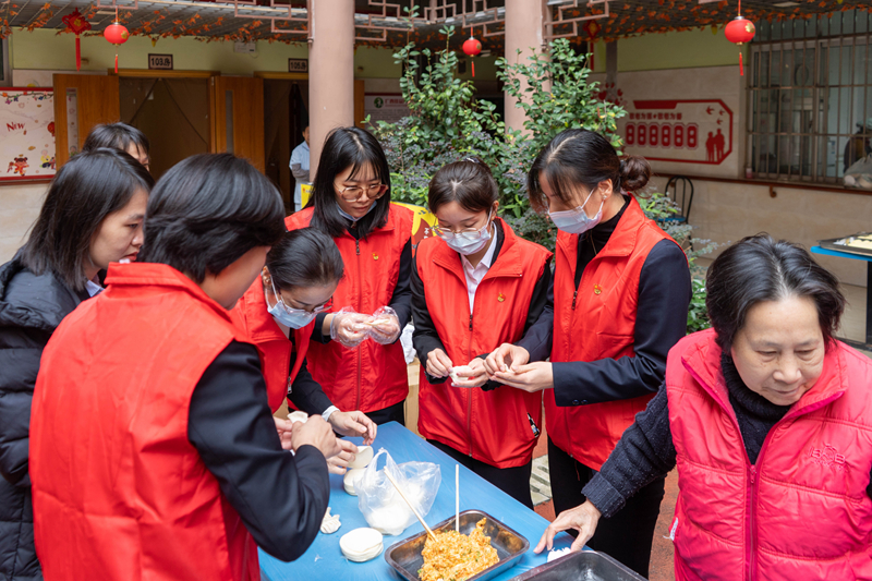 太阳GG酒店公司机关和五象山庄联合党支部给老人们包饺子.jpg