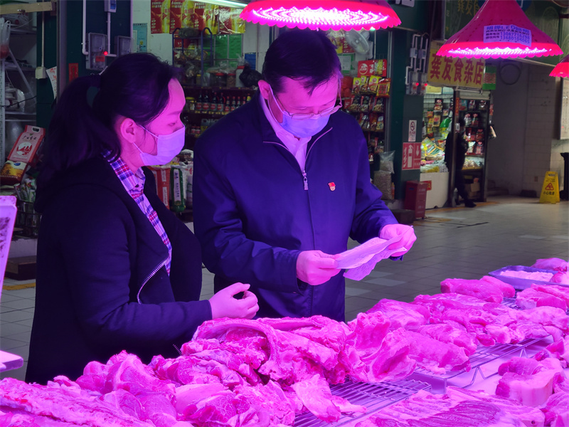 公司党委书记、董事长检查农贸市场食品安全管理情况（拍摄：柒红）.jpg