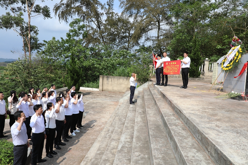 太阳GG资产公司机关党支部到斑峰烈士陵园祭英烈.jpg